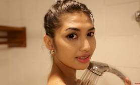 Thai t-girl has a blowjob and a bath with tourist